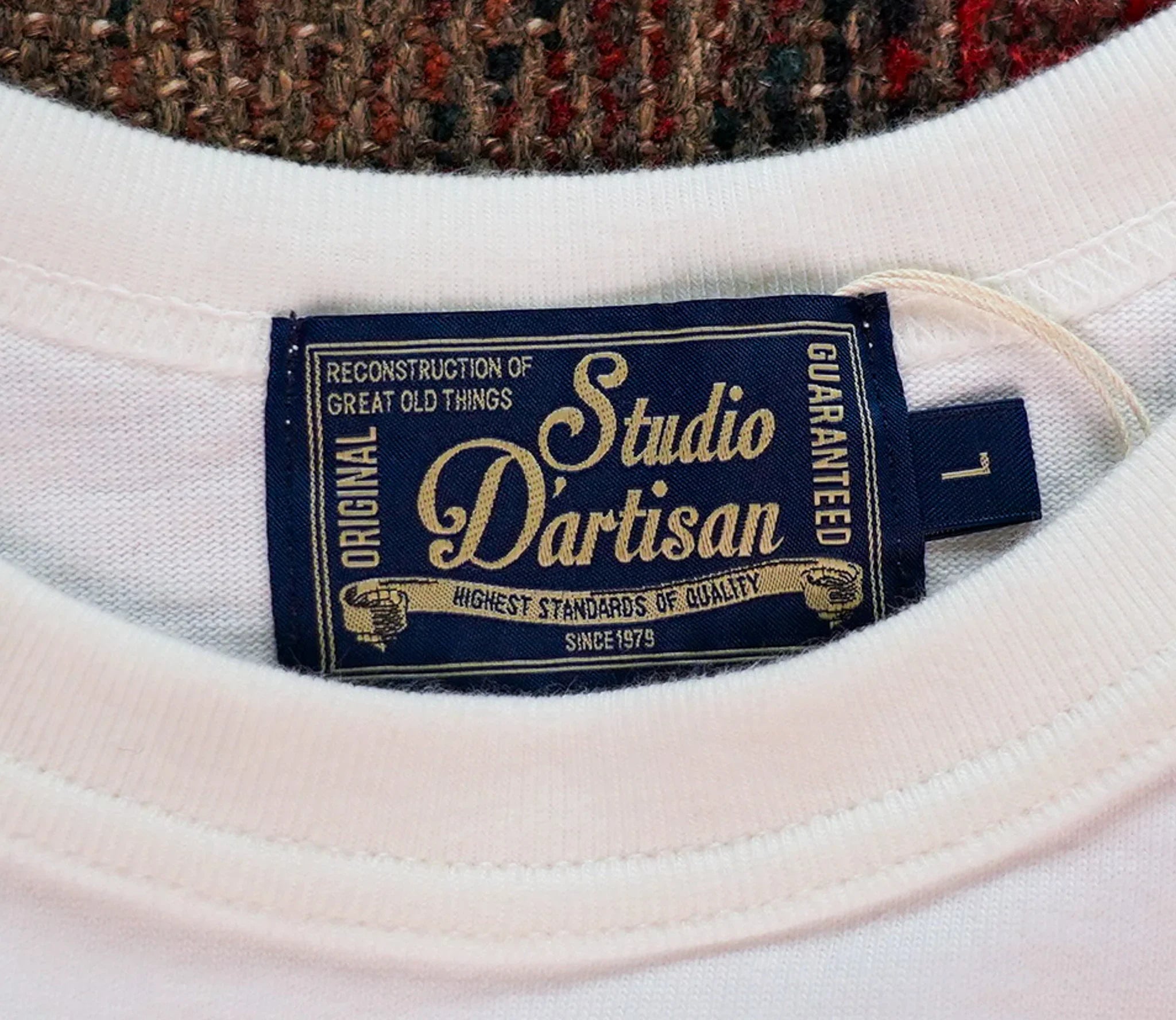 Studio D'Artisan 8173 Suvin Gold Tee - White
